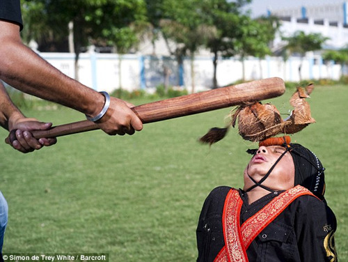 印度一名10岁男孩曼普利特・辛格小小年纪就练成“铁头功”。