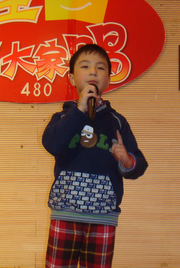 连彬尧在徐汇区枫林街道文化活动中心表演上海说唱.