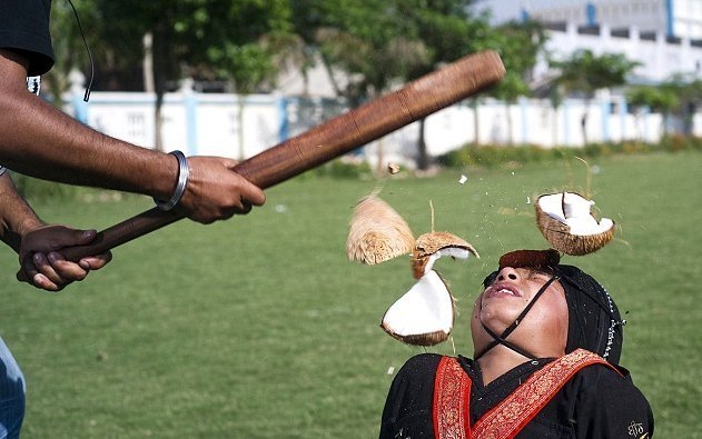 据英国《每日邮报》报道，当大多数同龄朋友享受板球运动时，印度10岁男孩曼普利特・辛格则更喜欢把椰子放在额头，再让他人持球棒将椰壳敲碎。