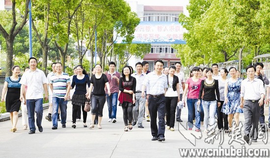 武汉新洲四中有57对夫妻教师 校长认为有助