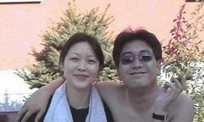 水均益的第二任妻子杨迪是央视小有名气的体育新闻记者,两人年龄
