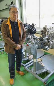 日本石卷專修大學理工系教授山本憲一正在研發抗海嘯的“漂浮車”。4月10日攝於宮城縣石卷市。