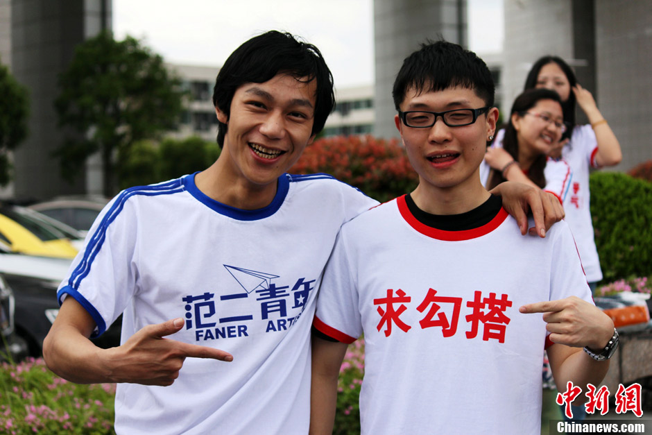 浙江大学生穿网络流行语个性T恤拍毕业照(组图