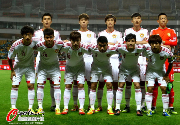 图文:[热身]U22国足2-2马拉维 首发11人全家福