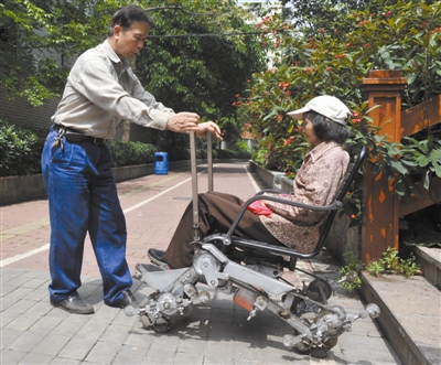 七旬老人30年 呵护病妻不言弃 七旬老人30年 呵护病妻不言弃