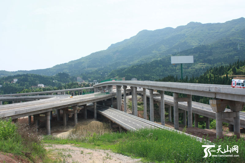 广元市交通局韩顺东向媒体记者介绍交通建设情况.