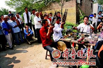 伊双来至今不识乐谱,许多唢呐吹奏技巧和鲁西南鼓吹乐中的典曲目,如