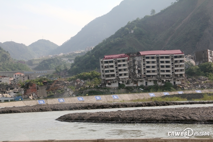 高清组图:走进北川县地震遗址 时间在这里凝固