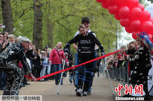 瘫痪女子借助先进义肢装备完成马拉松赛跑(图)