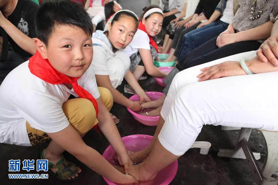 安徽亳州:母亲节我为妈妈洗洗脚(组图)