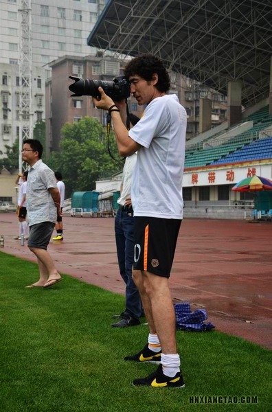 球员艾克热木也来当摄影师