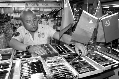 张国全在哈尔滨两个大商场都有文教用品批发店，他是一个修钢笔的行家，但随着钢笔的使用率降低，他的钢笔销售量锐减。