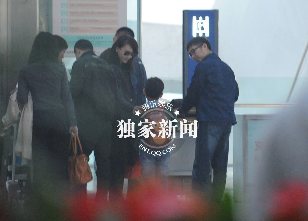 高清组图:陈数携夫赵胤胤甜蜜回京 机场与儿子