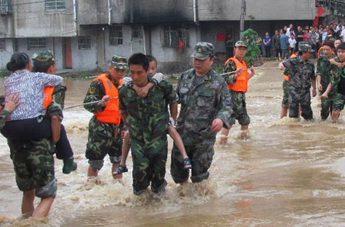 湖南怀化市辰溪县人武,消防官兵5月9日在火马冲镇帮助群众通过洪水