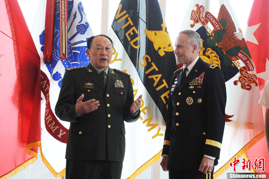 中国国防部长梁光烈访问美国西点军校并获赠军