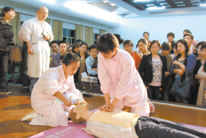 “5·12”国际护士节前夕，市妇女儿童医院组织该院医教科、护理部集中培训，苦练服务本领。图该院医护人员进行成人心肺复苏模拟演练。
