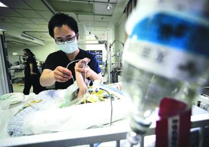 上海仅有649名男护士 多数缺乏职业归属感(图