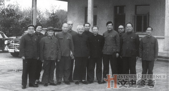 上海工作组的同志们合影,其中左四为林乎加,左