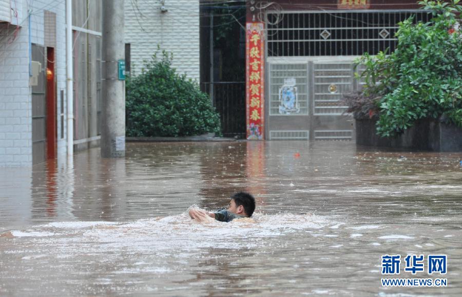 南方多省遭暴雨袭击 部分河流发生超警戒洪水