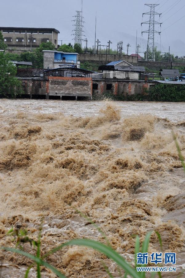 南方多省遭暴雨袭击 部分河流发生超警戒洪水