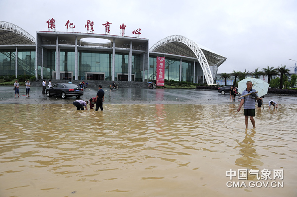 强降雨突袭湖南怀化气象部门及时预警服务(组