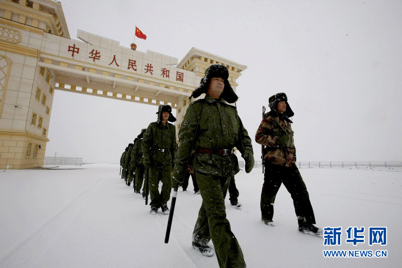 资料图片:边防战士穿着厚重的衣服,踩着厚厚的积雪,不辞辛苦地来回于