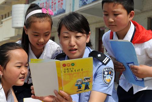 5月11日,宁老庄镇派出所的民警苏静(右二)在给宁老庄中心小学的学生