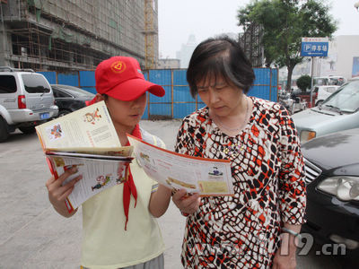 红领巾志愿者发放宣传资料