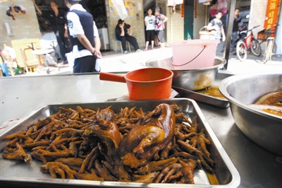 5月10日,凤岗食品安全整治专项行动中,执法人员在官井头村的一处出租
