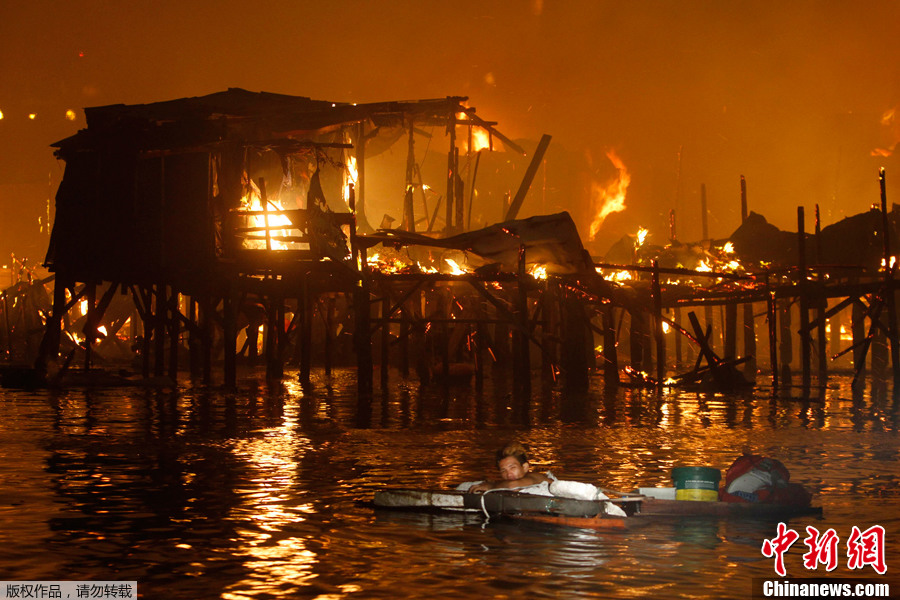 菲律宾码尼拉—棚户区大火 千余房屋被毁(组图