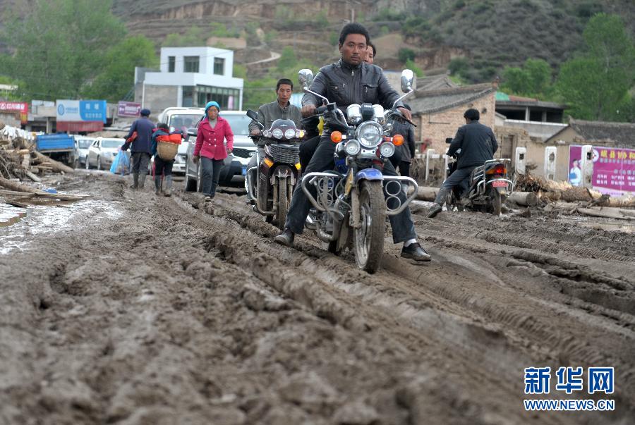 甘肃岷县冰雹暴洪灾害已致37人死亡 各方全力救灾(组图)