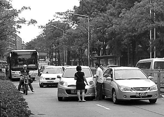 中山路:超车小碰撞 马路大塞车(图)