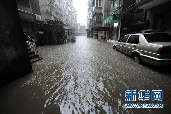 5月12日，强降水导致南昌市五星垦殖场社区出现积水。新华社记者 周科