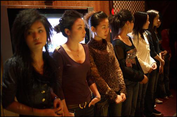 图为广东东莞石龙镇一个歌厅里的陪唱女.