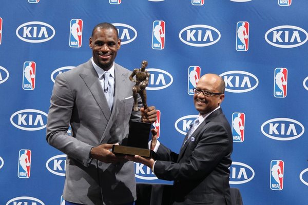 图文:[NBA]詹姆斯MVP颁奖礼 举杯瞬间