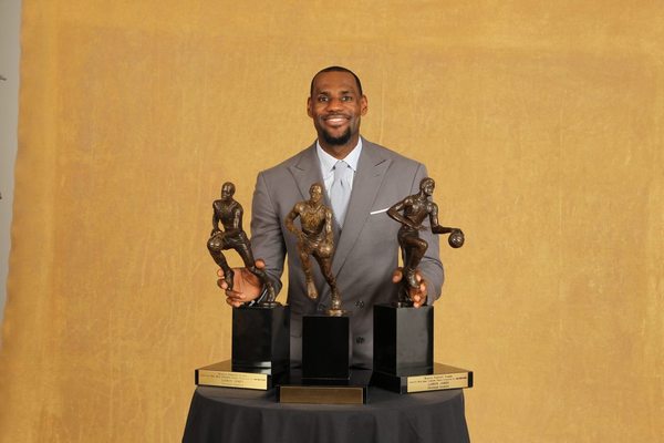 图文:[NBA]詹姆斯MVP颁奖礼 荣誉见证