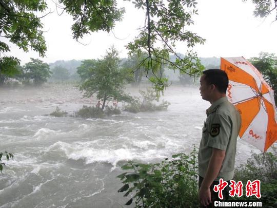事发现场洪水湍急，4人被困河中。童柏杨 摄
