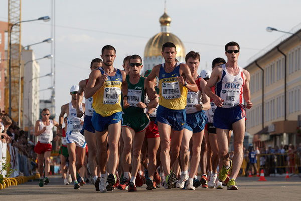 图文:竞走世界杯男子20公里 选手在比赛中