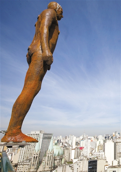 巴西楼顶现身“自杀雕塑” 市民误以为真报警