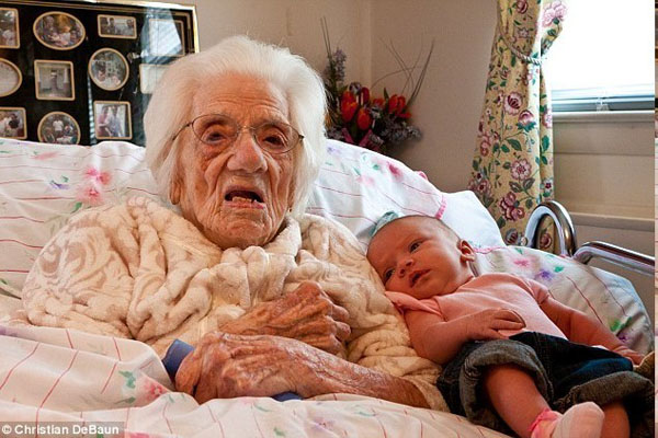 美国弗吉尼亚州现年已111岁的老妇莫利?伍德