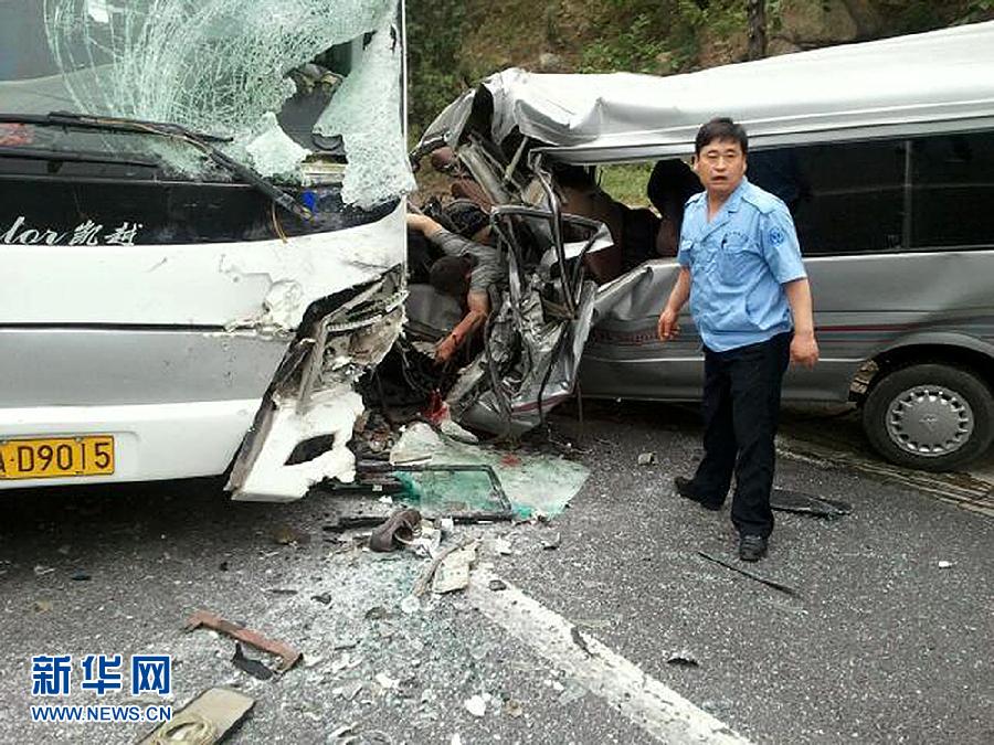 北京大客车逆行与面包车相撞4死5伤(组图)