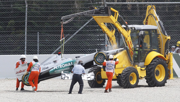 图文:F1西班牙站正赛 舒马赫赛车被拖走
