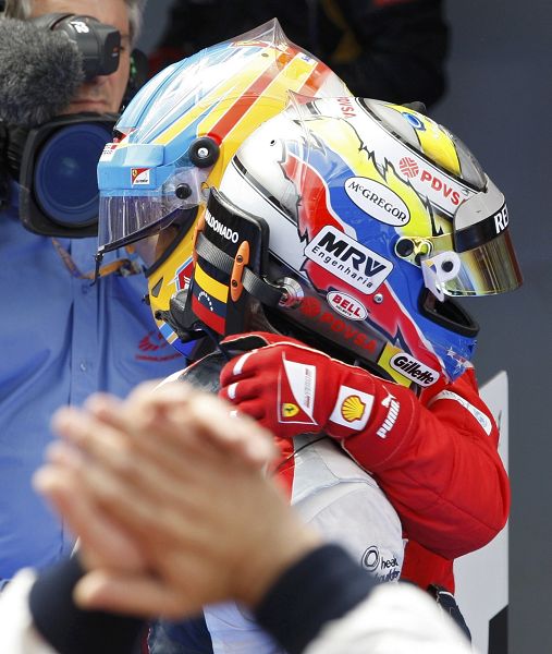 图文:F1西班牙站正赛 阿隆索拥抱马尔多纳多