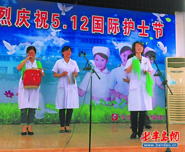 平度市妇幼保健院的护士们正在表演节目。
