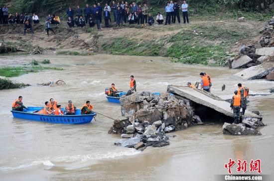 湖南平江一桥梁垮塌引发质量质疑 当地官员释惑