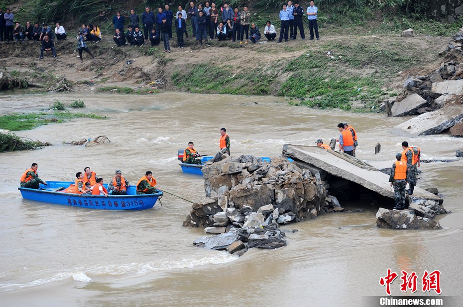 湖南平江县一桥垮塌 致6人失踪