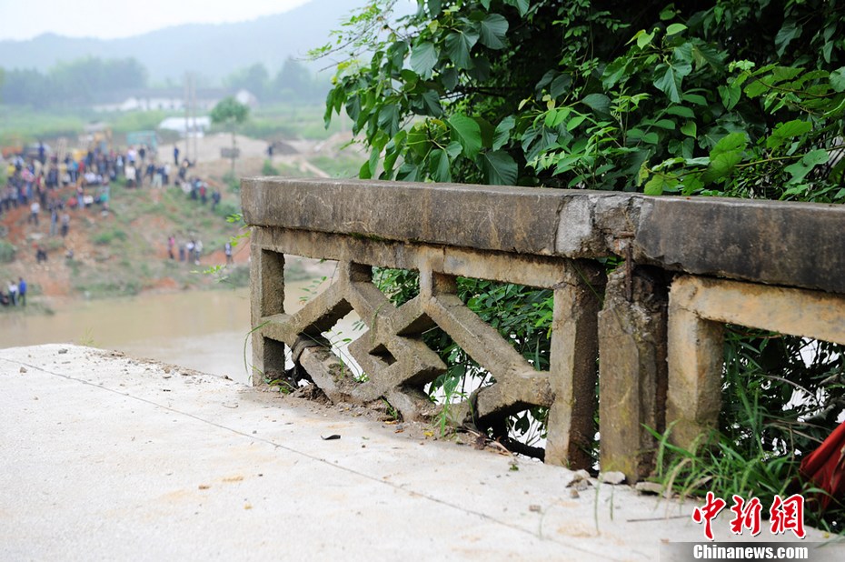 湖南平江县一桥垮塌 致6人失踪