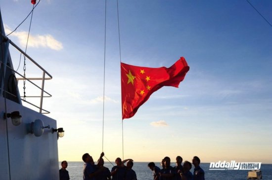 资料图：正在黄岩岛海域执法的渔政310船升起中国国旗。
