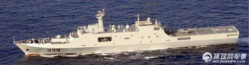 日本巡逻机从空中拍摄的中国海军998 号昆仑山号船坞登陆舰，是我国最新的 071型船坞登陆舰。