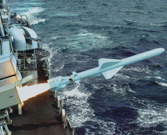 资料图:中国海军舰艇发射鹰击83反舰导弹.